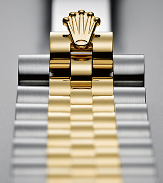 The Rolex hidden crown clasp on the jubilee bracelet in 18K yellow gold and Oystersteel.