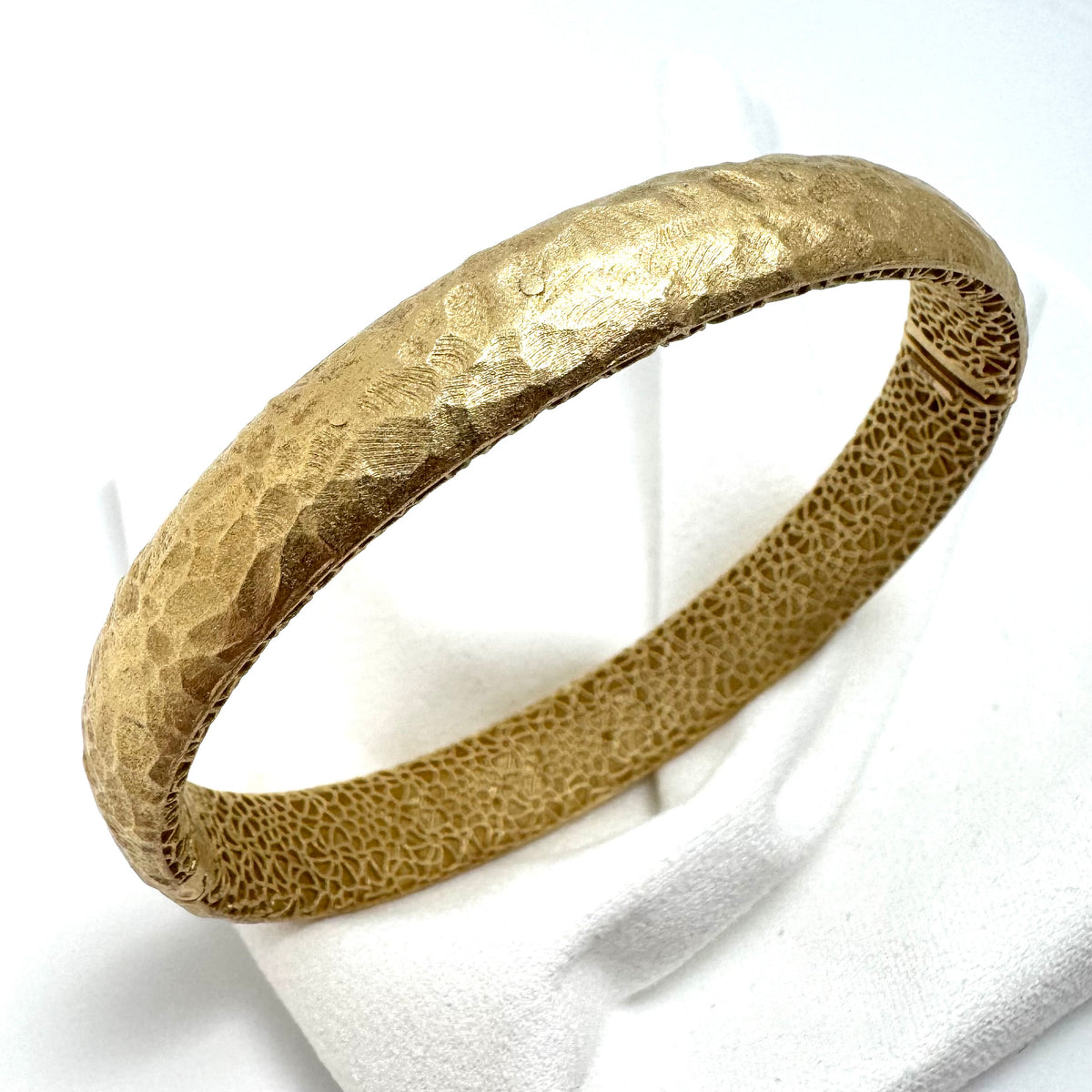 14KY Satin/ Hammered 10mm Hinged Bangle Bracelet