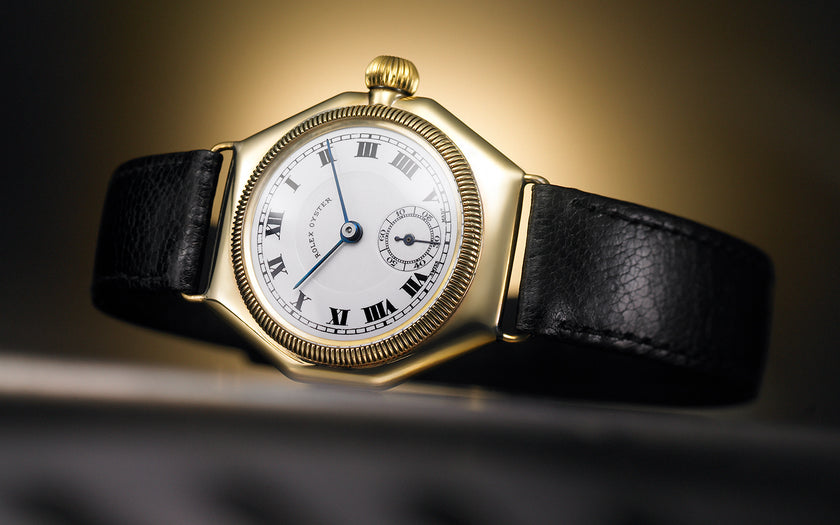 A vintage Rolex Oyster watch in yellow gold on leather from 1926.