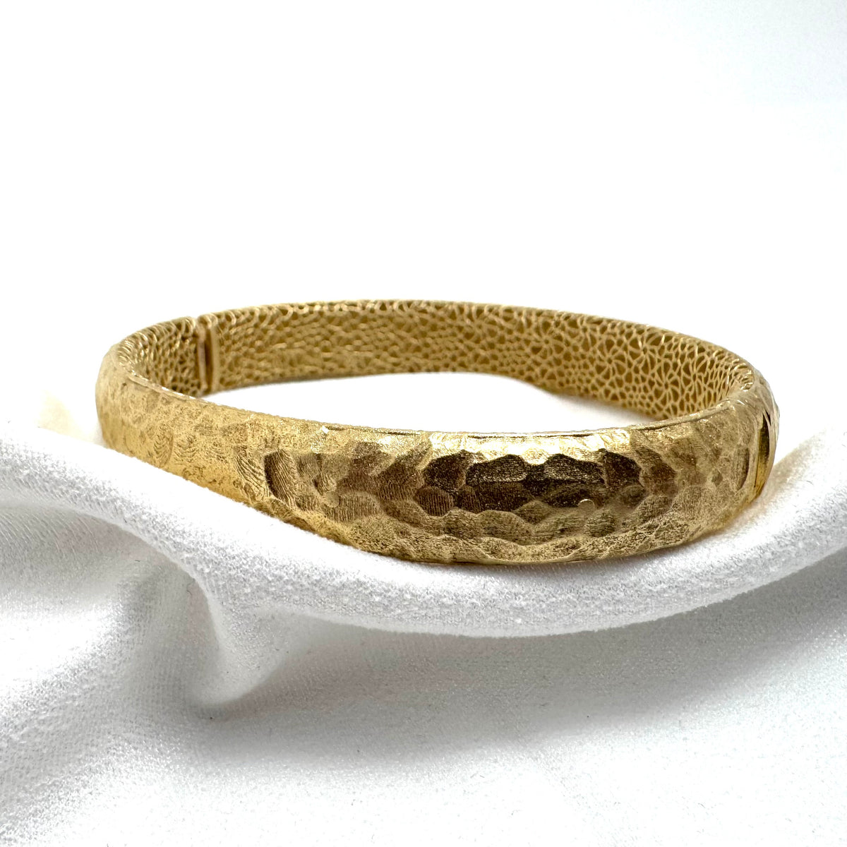 14KY Satin/ Hammered 10mm Hinged Bangle Bracelet