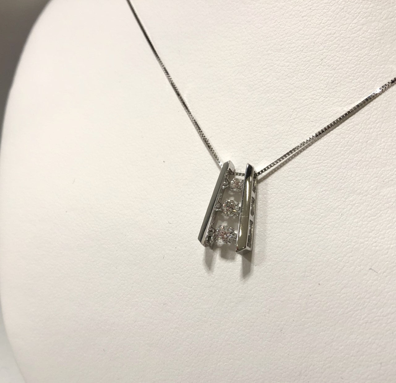 10KW Diamond Pulse Pendant 0.30ctw (Chain Included)